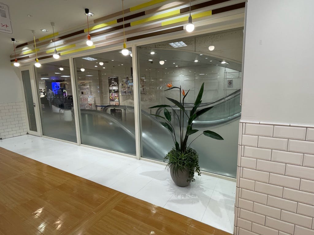 【上野マルイ】2階 パブリックスペース【物販・PR】昇りエスカレーターサイド、人気のコンパクトスペース ファッション・雑貨のポップアップに最適