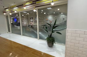 【上野マルイ】2階 パブリックスペース【物販・PR】昇りエスカレーターサイド、人気のコンパクトスペース ファッション・雑貨のポップアップに最適