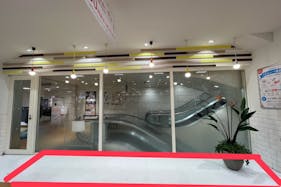 【上野マルイ】2階 パブリックスペース【物販・PR】昇りエスカレーターサイド、人気のコンパクトスペース ファッション・雑貨のポップアップに最適