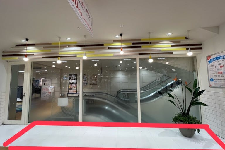 【上野マルイ】2階 パブリックスペース【物販・PR】昇りエスカレーターサイド、人気のコンパクトスペース ファッション・雑貨のポップアップに最適の画像1