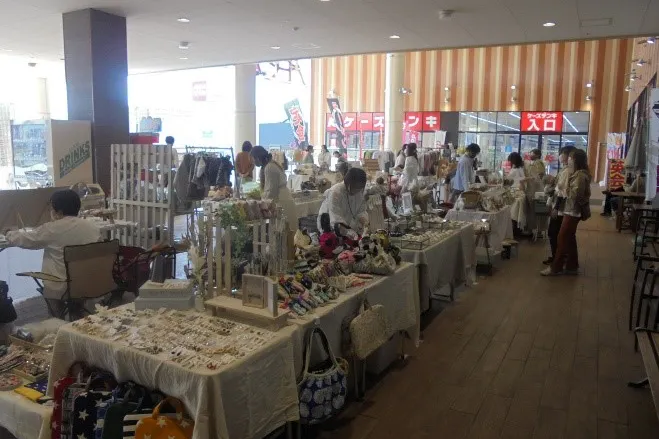 【イオンタウン宇多津】プロモーションや物産展、雑貨販売などに最適な2F中央広場のイベントスペース