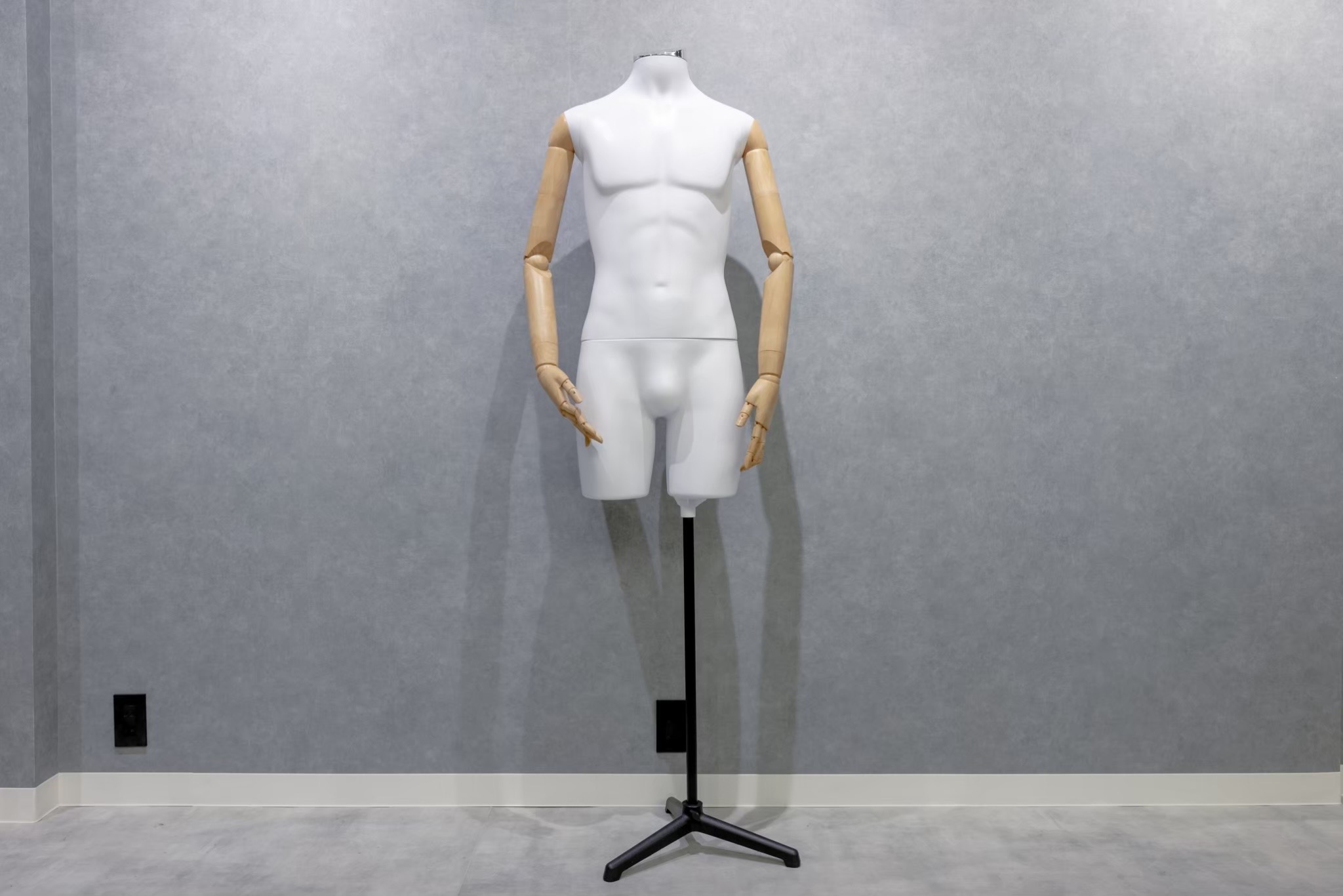 【梅小路京都西駅2分】ポップアップストアや展示会、個展等のアート展に最適なシンプルな内装の什器類の充実した路面レンタルスペース