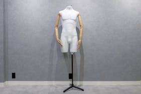 【梅小路京都西駅2分】ポップアップストアや展示会、個展等のアート展に最適なシンプルな内装の什器類の充実した路面レンタルスペース