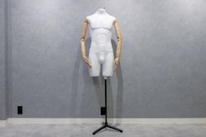 【梅小路京都西駅2分】ポップアップストアや展示会、個展等のアート展に最適なシンプルな内装の什器類の充実した路面レンタルスペース