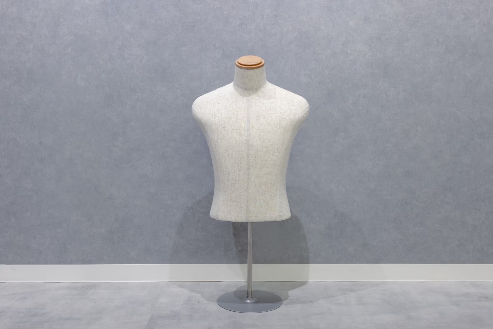 【梅小路京都西駅2分】ポップアップストアや展示会、個展等のアート展に最適なシンプルな内装の什器類の充実した路面レンタルスペース