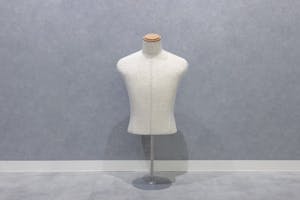 【梅小路京都西駅2分】ポップアップストアや展示会、個展等のアート展に最適なシンプルな内装の什器類の充実した路面レンタルスペース