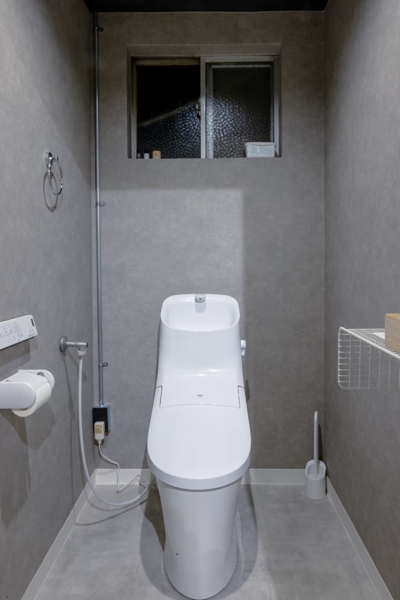 【梅小路京都西駅2分】ポップアップストアや展示会、個展等のアート展に最適なシンプルな内装の什器類の充実した路面レンタルスペース