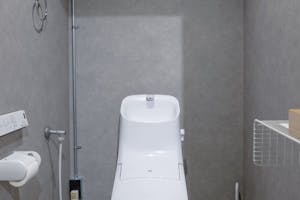 【梅小路京都西駅2分】ポップアップストアや展示会、個展等のアート展に最適なシンプルな内装の什器類の充実した路面レンタルスペース