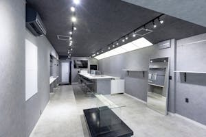 【梅小路京都西駅2分】ポップアップストアや展示会、個展等のアート展に最適なシンプルな内装の什器類の充実した路面レンタルスペース