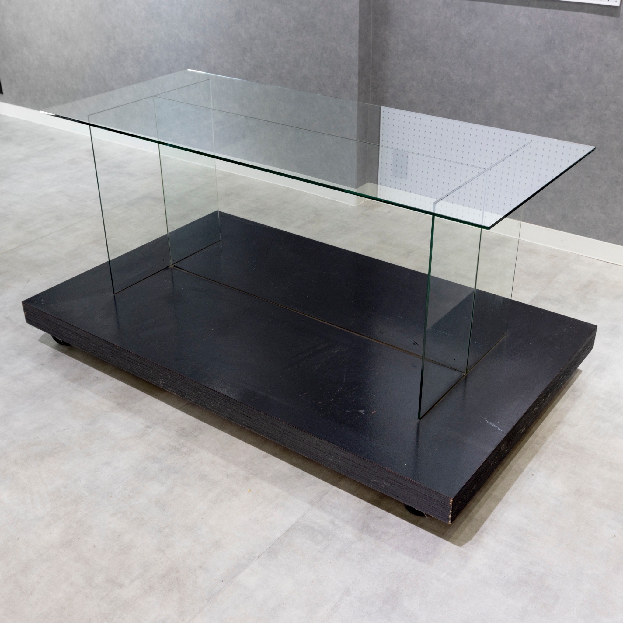 【梅小路京都西駅2分】ポップアップストアや展示会、個展等のアート展に最適なシンプルな内装の什器類の充実した路面レンタルスペース