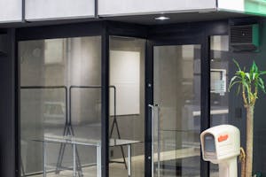 【梅小路京都西駅2分】ポップアップストアや展示会、個展等のアート展に最適なシンプルな内装の什器類の充実した路面レンタルスペース