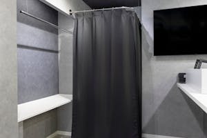 【梅小路京都西駅2分】ポップアップストアや展示会、個展等のアート展に最適なシンプルな内装の什器類の充実した路面レンタルスペース