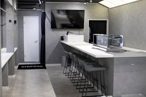 【梅小路京都西駅2分】ポップアップストアや展示会、個展等のアート展に最適なシンプルな内装の什器類の充実した路面レンタルスペース