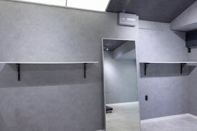 【梅小路京都西駅2分】ポップアップストアや展示会、個展等のアート展に最適なシンプルな内装の什器類の充実した路面レンタルスペース