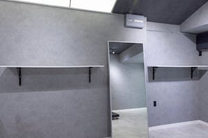 【梅小路京都西駅2分】ポップアップストアや展示会、個展等のアート展に最適なシンプルな内装の什器類の充実した路面レンタルスペース