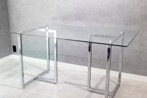 【梅小路京都西駅2分】ポップアップストアや展示会、個展等のアート展に最適なシンプルな内装の什器類の充実した路面レンタルスペース