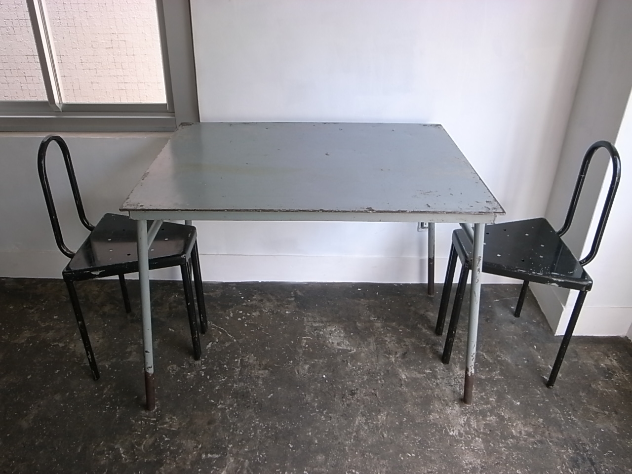 御希望の方には１９６０年代ドイツ製アイアンテーブルも無料で貸し出し可能です