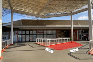 【ミスターマックス 湘南藤沢店】2Fセンターコート三角 販促プロモーションや物販用途に最適な総合ディスカウントストアの催事イベントスペース