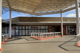 【ミスターマックス 湘南藤沢店】2Fセンターコート三角 販促プロモーションや物販用途に最適な総合ディスカウントストアの催事イベントスペース