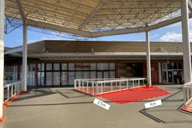 【ミスターマックス 湘南藤沢店】2Fセンターコート三角 販促プロモーションや物販用途に最適な総合ディスカウントストアの催事イベントスペース