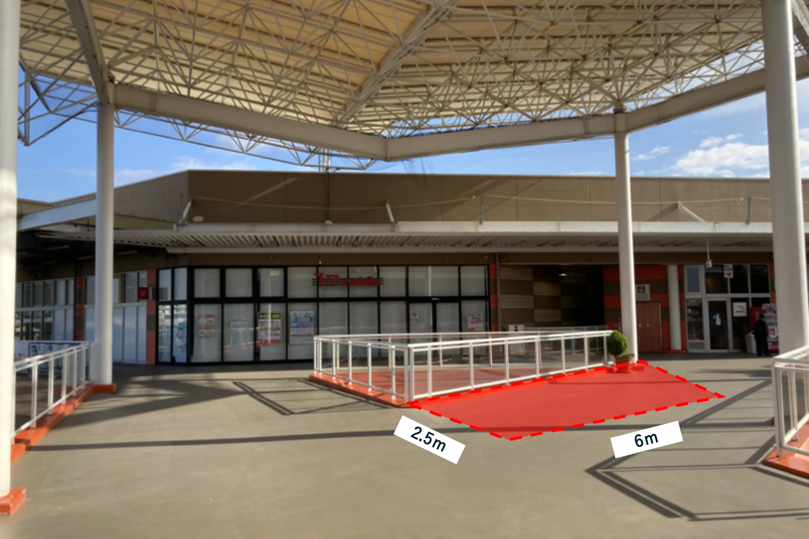 【ミスターマックス 湘南藤沢店】2Fセンターコート三角 販促プロモーションや物販用途に最適な総合ディスカウントストアの催事イベントスペース