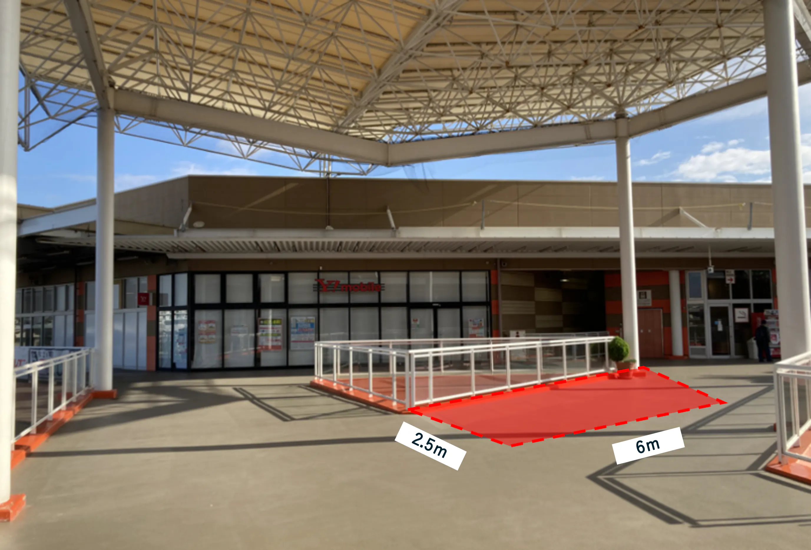 【ミスターマックス 湘南藤沢店】2Fセンターコート三角 販促プロモーションや物販用途に最適な総合ディスカウントストアの催事イベントスペースの画像