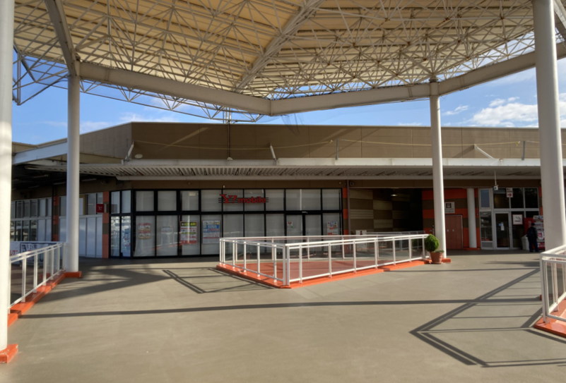 【ミスターマックス 湘南藤沢店】2Fセンターコート三角 販促プロモーションや物販用途に最適な総合ディスカウントストアの催事イベントスペース