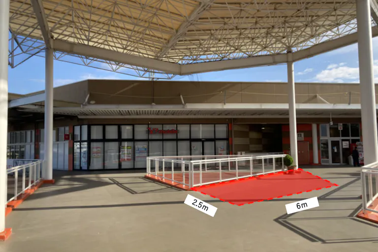 【ミスターマックス 湘南藤沢店】2Fセンターコート三角 販促プロモーションや物販用途に最適な総合ディスカウントストアの催事イベントスペースの画像1