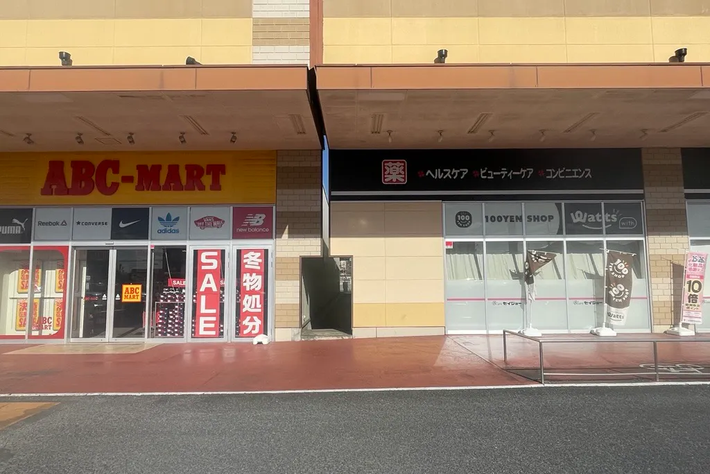 【ピアシティ石岡】企業プロモーションに適したドラッグストア前軒下スペース