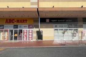 【ピアシティ石岡】企業プロモーションに適したドラッグストア前軒下スペース