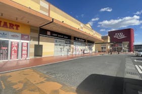 【ピアシティ石岡】企業プロモーションに適したドラッグストア前軒下スペース