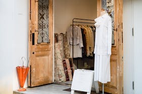 【中崎町駅2分】ポップアップストアや展示会に適したアンティークの扉が印象的なギャラリー