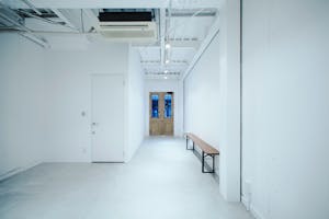 【中崎町駅2分】ポップアップストアや展示会に適したアンティークの扉が印象的なギャラリー