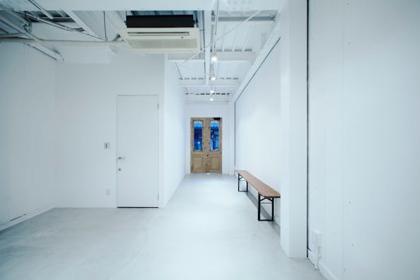 【中崎町駅2分】ポップアップストアや展示会に適したアンティークの扉が印象的なギャラリー