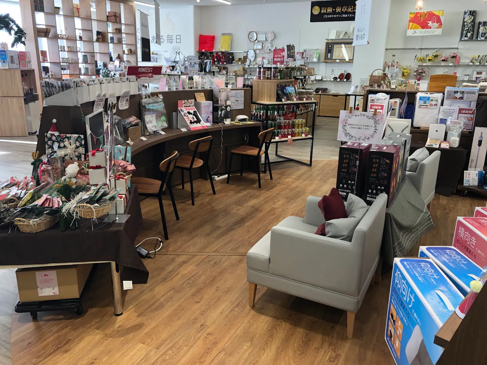 【ギフトプラザ日立店】特産品のポップアップストア会場やファッション関連の展示会、携帯スマホの販売促進イベントに適したギフトショップ内入口付近のイベントスペースB(in shop)