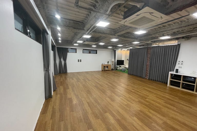 【北参道駅2分】招待制の展示販売会や企業プロモーションイベント、セミナー開催等に最適な駅近アクセス抜群の明治通り裏路地にあるレンタルスペースの画像1