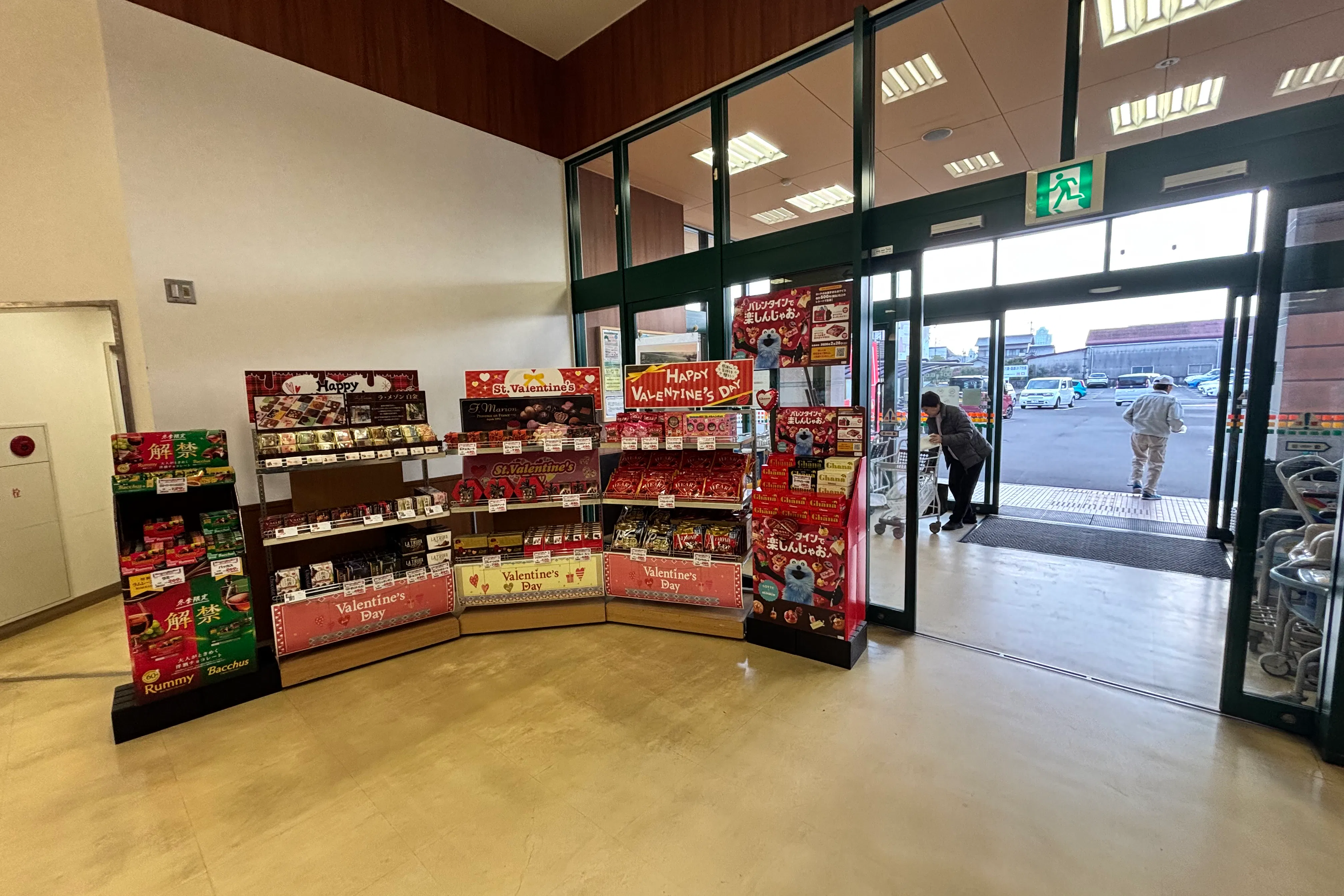 【Aコープいまばり愛彩店】食物販や販促イベントに最適な店内入口すぐ横サービスカウンター付近のイベントスペース