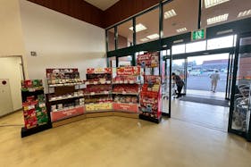 【Aコープいまばり愛彩店】食物販や販促イベントに最適な店内入口すぐ横のイベントスペース