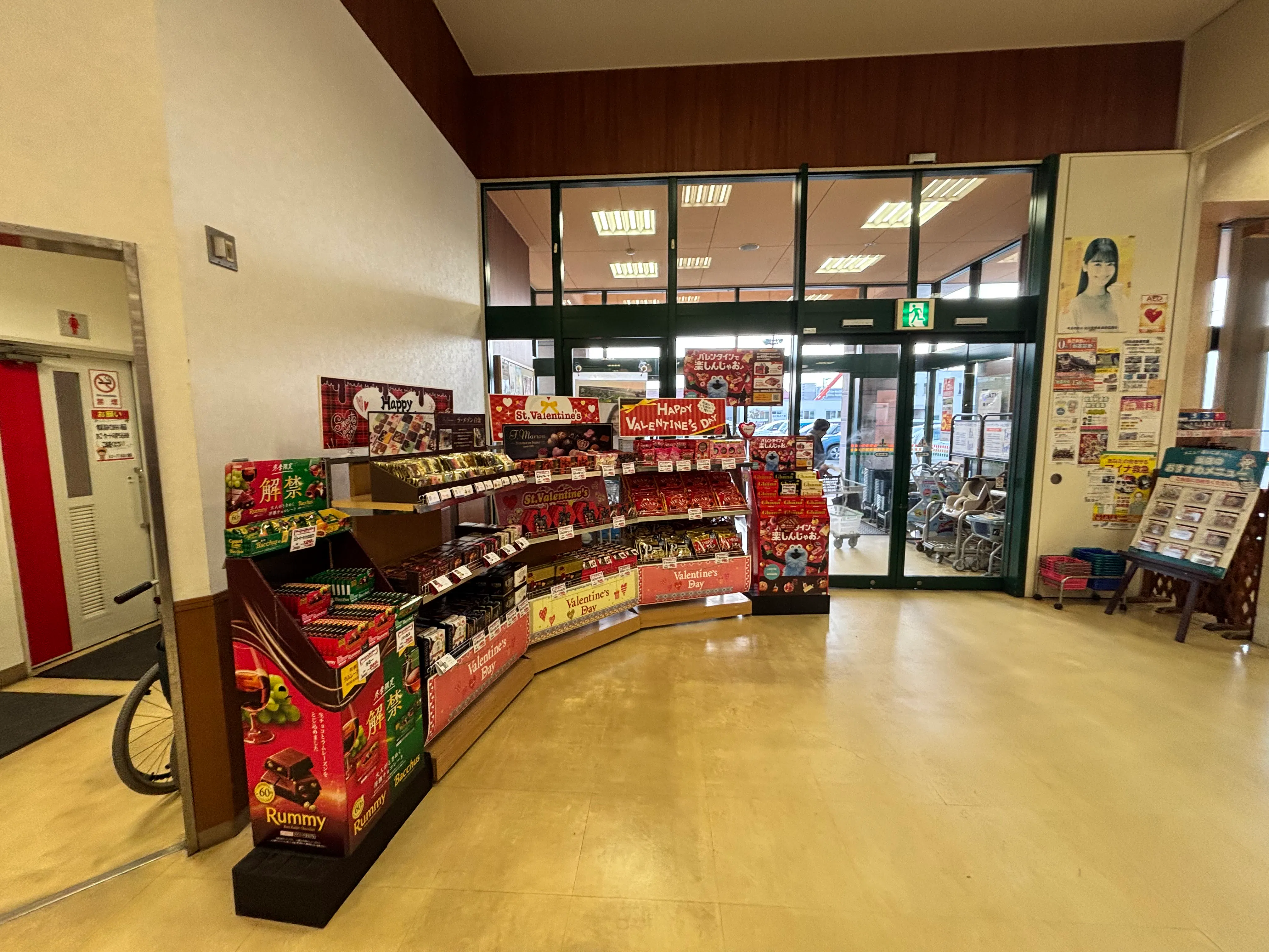 【Aコープいまばり愛彩店】食物販や販促イベントに最適な店内入口すぐ横サービスカウンター付近のイベントスペース