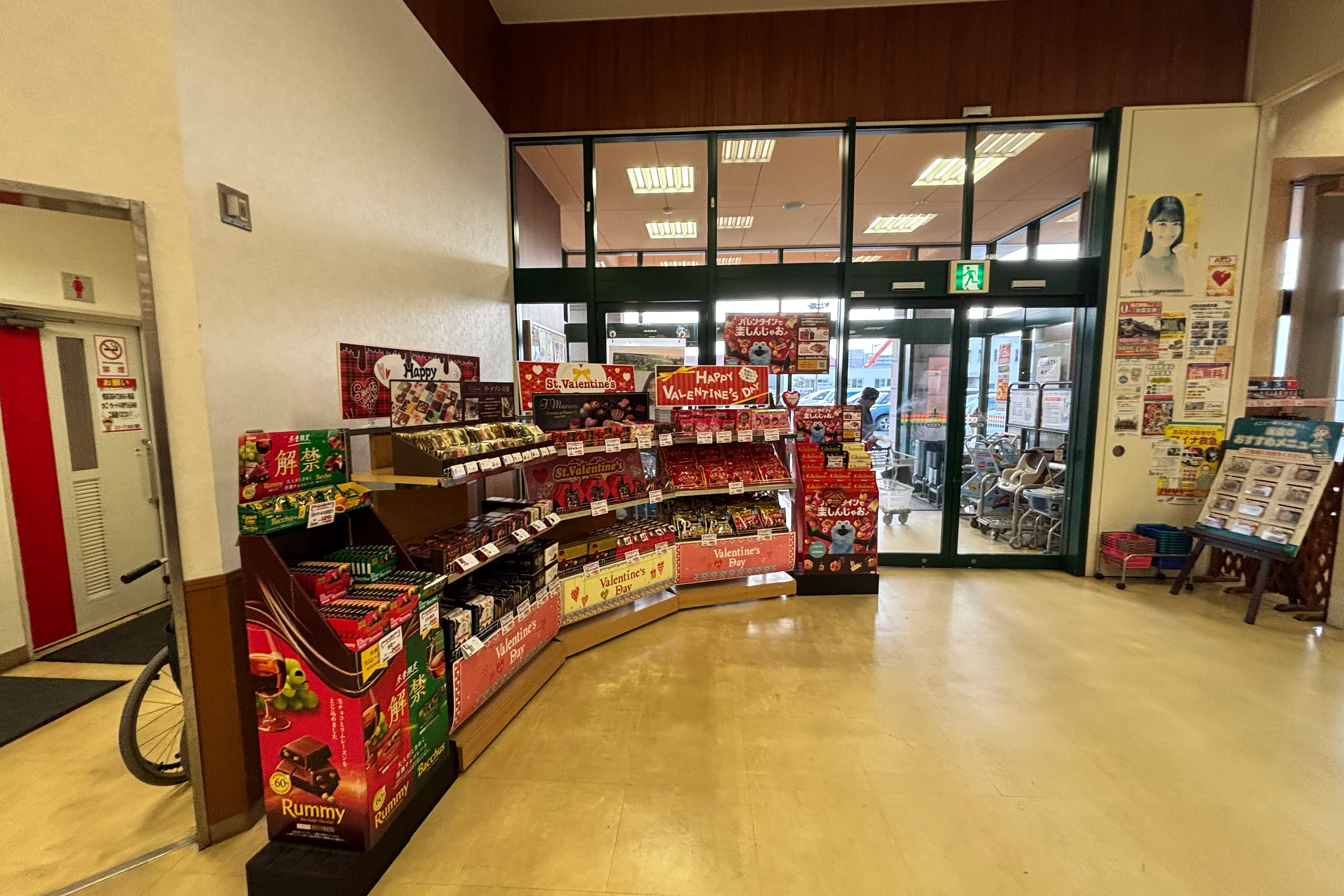 【Aコープいまばり愛彩店】食物販や販促イベントに最適な店内入口すぐ横サービスカウンター付近のイベントスペース