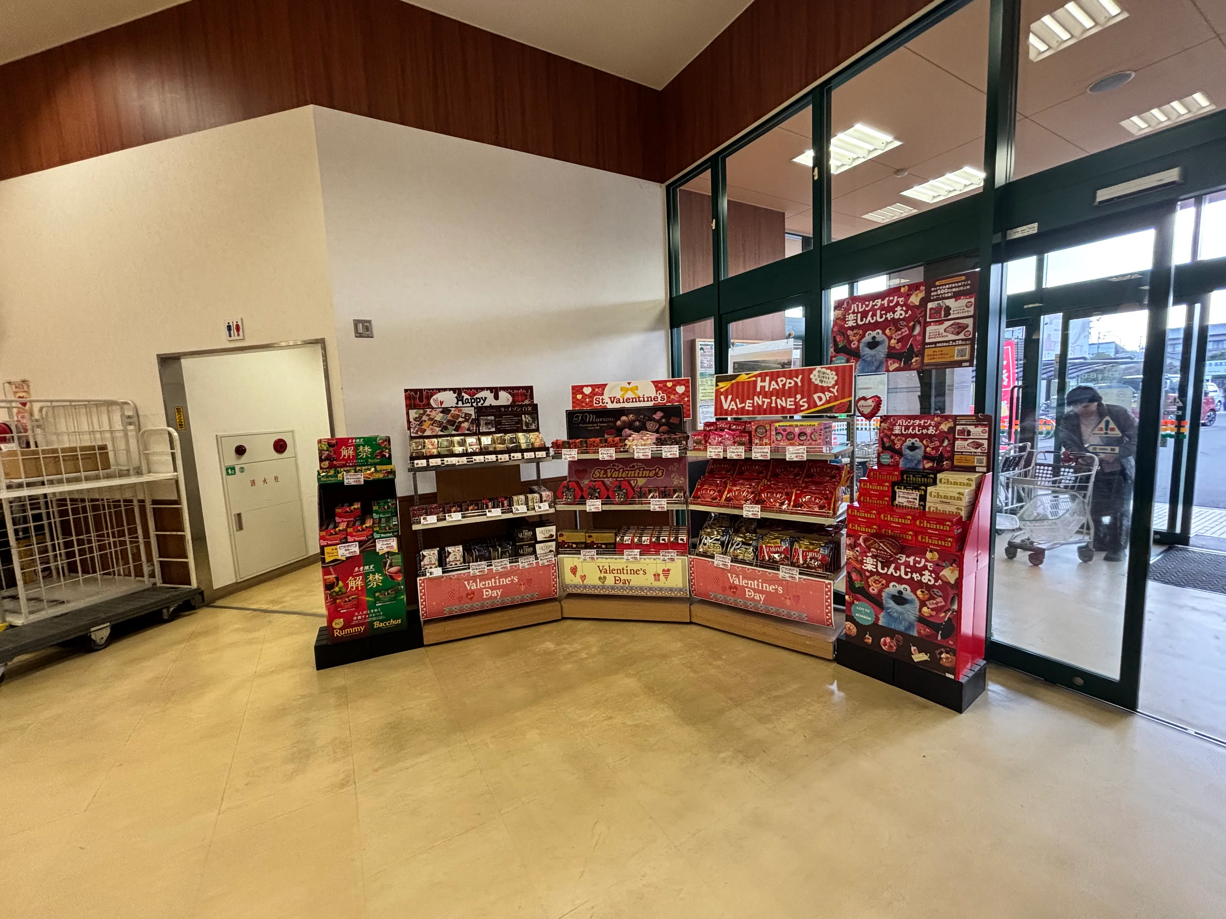 【Aコープいまばり愛彩店】食物販や販促イベントに最適な店内入口すぐ横サービスカウンター付近のイベントスペース