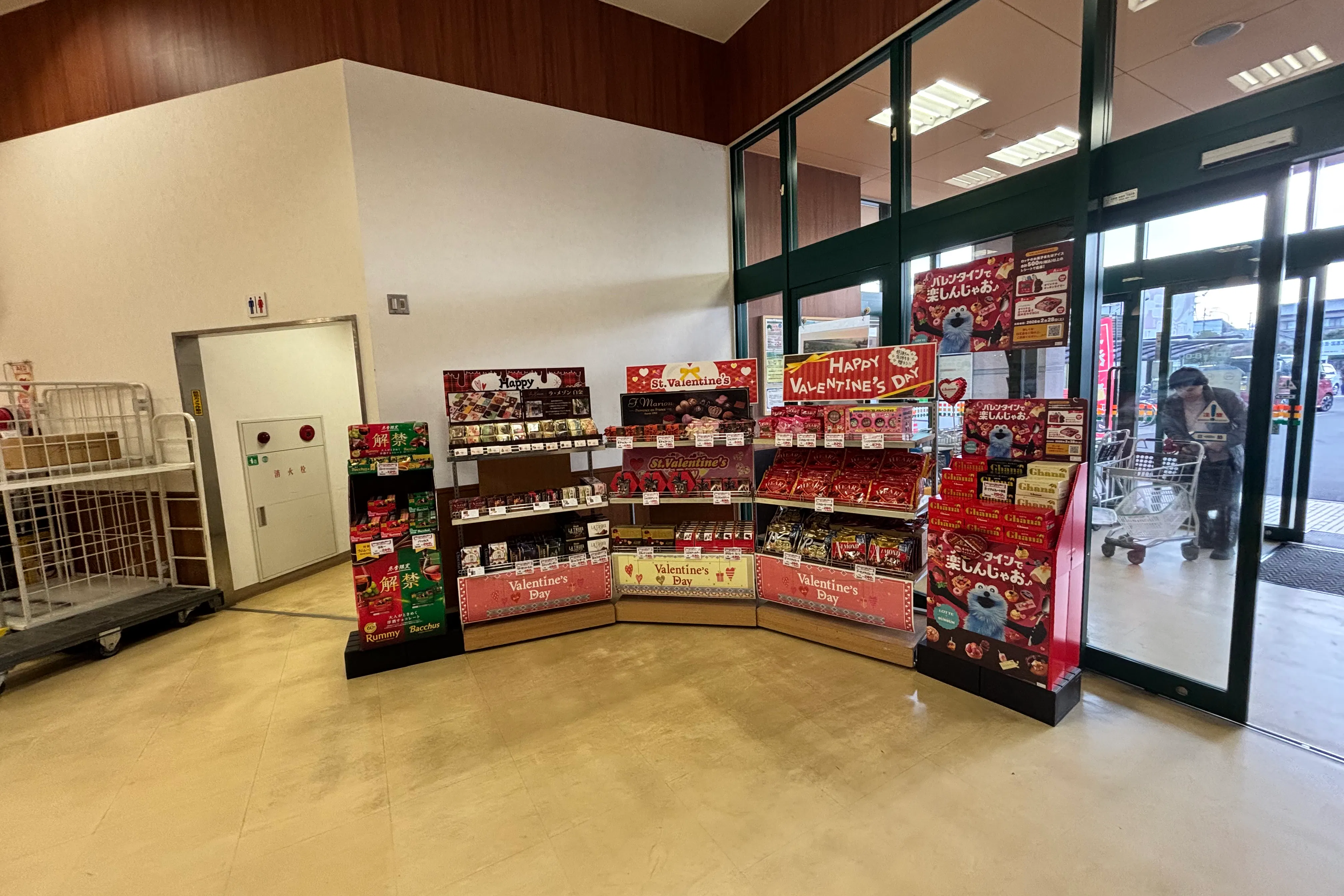 【Aコープいまばり愛彩店】食物販や販促イベントに最適な店内入口すぐ横サービスカウンター付近のイベントスペース