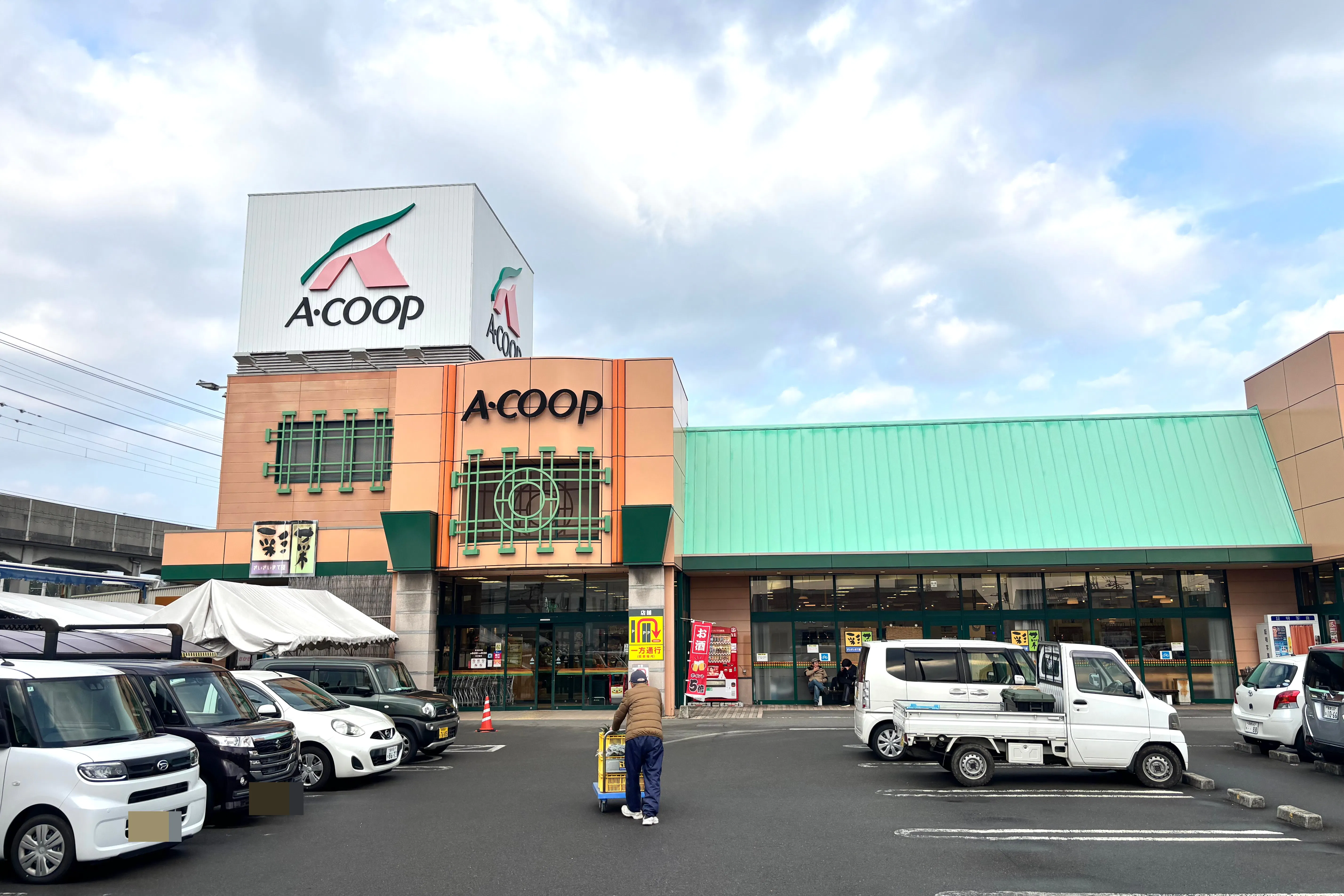 【Aコープいまばり愛彩店】食物販や販促イベントに最適な店内入口すぐ横サービスカウンター付近のイベントスペース