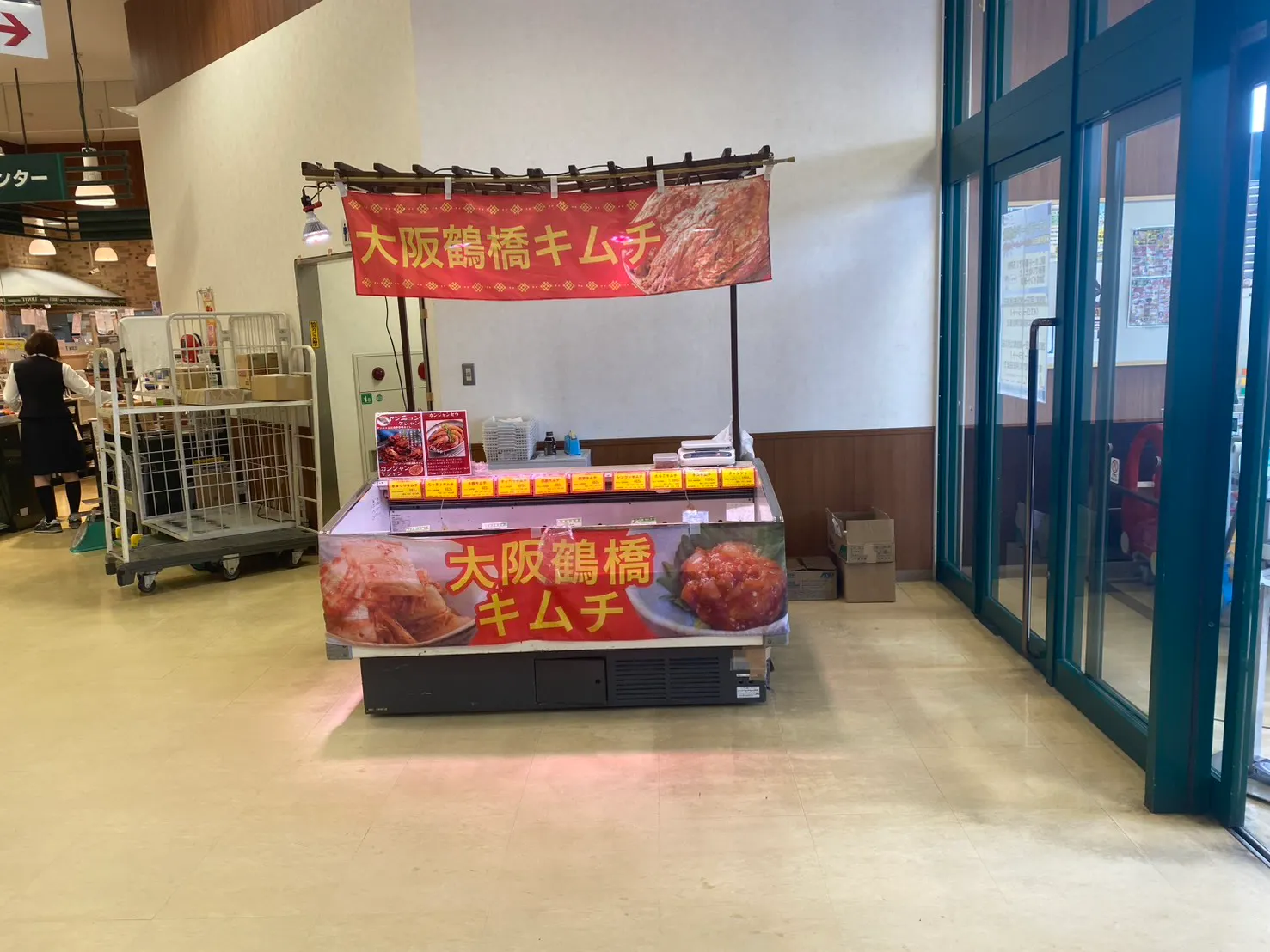 【Aコープいまばり愛彩店】食物販や販促イベントに最適な店内入口すぐ横サービスカウンター付近のイベントスペース