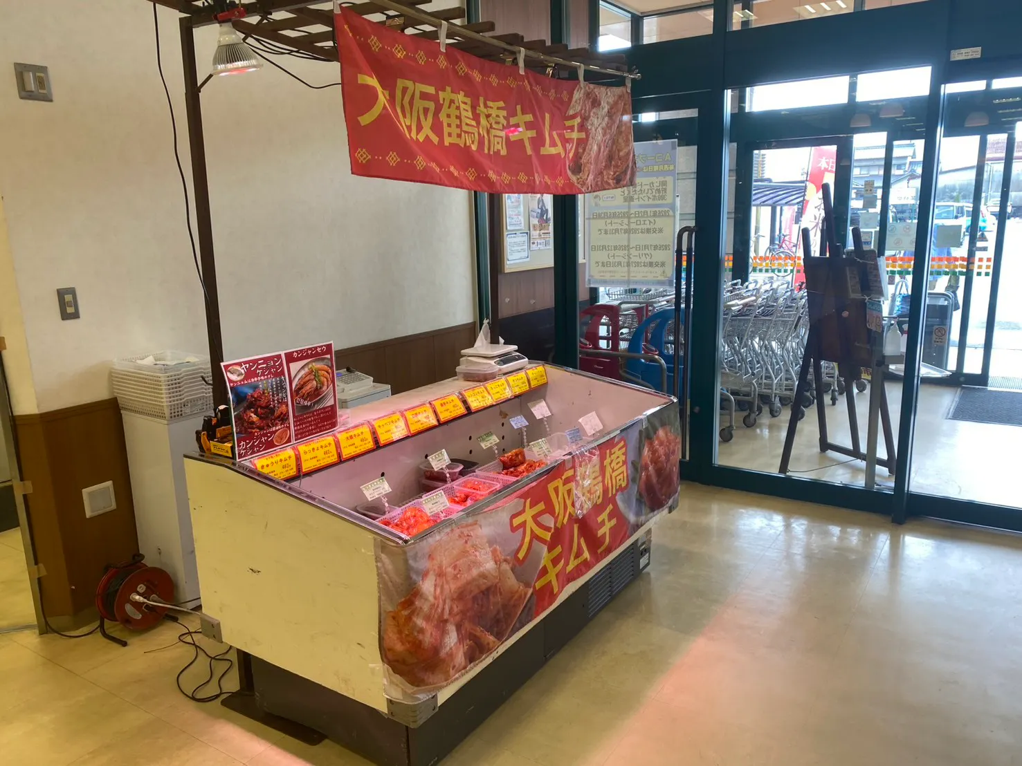 【Aコープいまばり愛彩店】食物販や販促イベントに最適な店内入口すぐ横サービスカウンター付近のイベントスペース