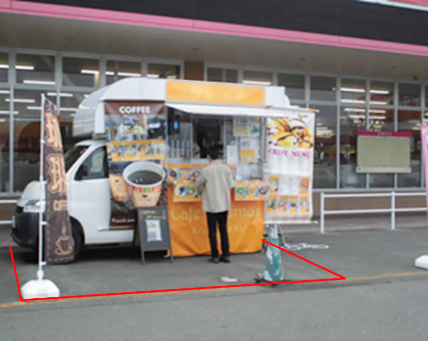 【イオンタウン平賀】キッチンカーでの出店に最適な出入口付近にある通行量の多いイベントスペース