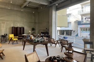 【経堂駅7分】撮影や展示会に最適な無機質な空間が特徴的な100㎡以上あるレンタルスペース