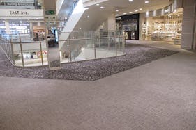 【イオンモール岡崎】イースト2F 「コーエン」前 エスカレーター前