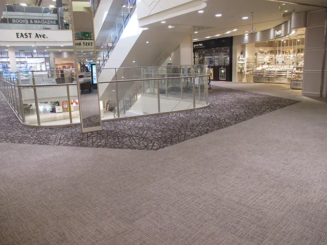 【イオンモール岡崎】イースト2F 「コーエン」前　エスカレーター前