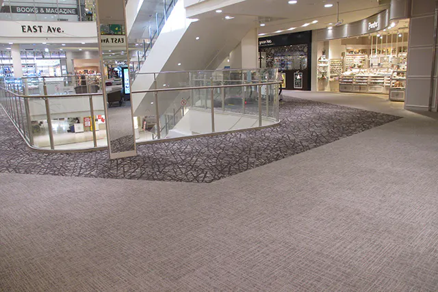 【イオンモール岡崎】イースト2F 「コーエン」前 エスカレーター前